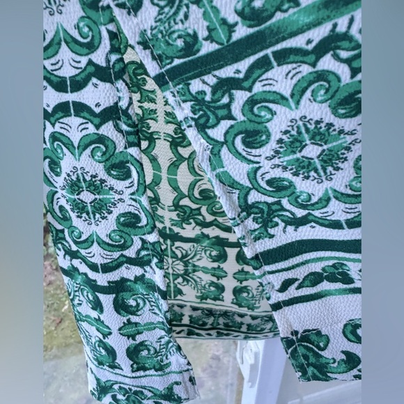 NWOT Geometric design green & white abstract tunic by H&M. Mandarin collar L/S. - Picture 7 of 11